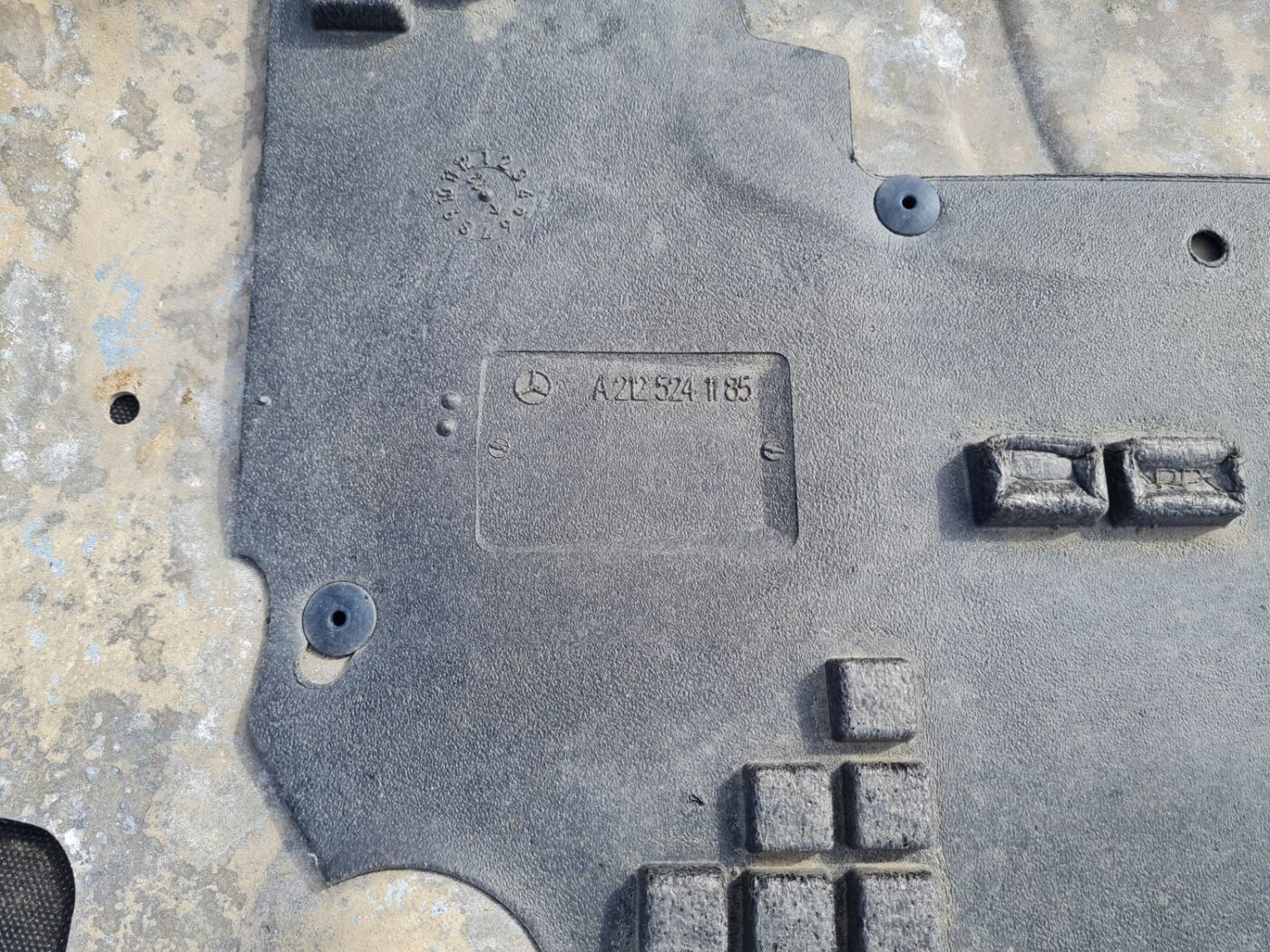 Dzinēja aizsargs priekš MERCEDES BENZ E250 W212 2014 2 Dzinēja aizsargs priekš MERCEDES BENZ E250 W212 2014