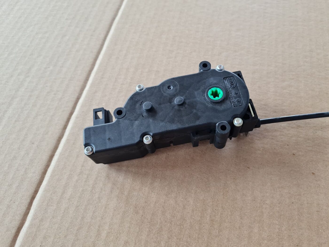 Bagažnieka vāka slēdzenes motors priekš MERCEDES BENZ E250 W212 2014 2 Bagažnieka vāka slēdzenes motors priekš MERCEDES BENZ E250 W212 2014