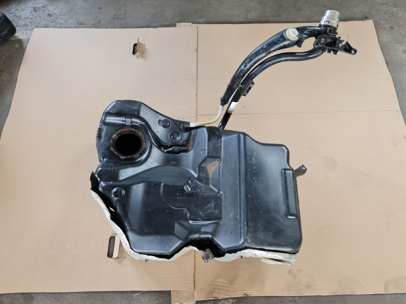 Degvielas tvertne priekš VW PASSAT B6 2006 ANGL. UNIVERSAL 1 Degvielas tvertne priekš VW PASSAT B6 2006 ANGL. UNIVERSAL