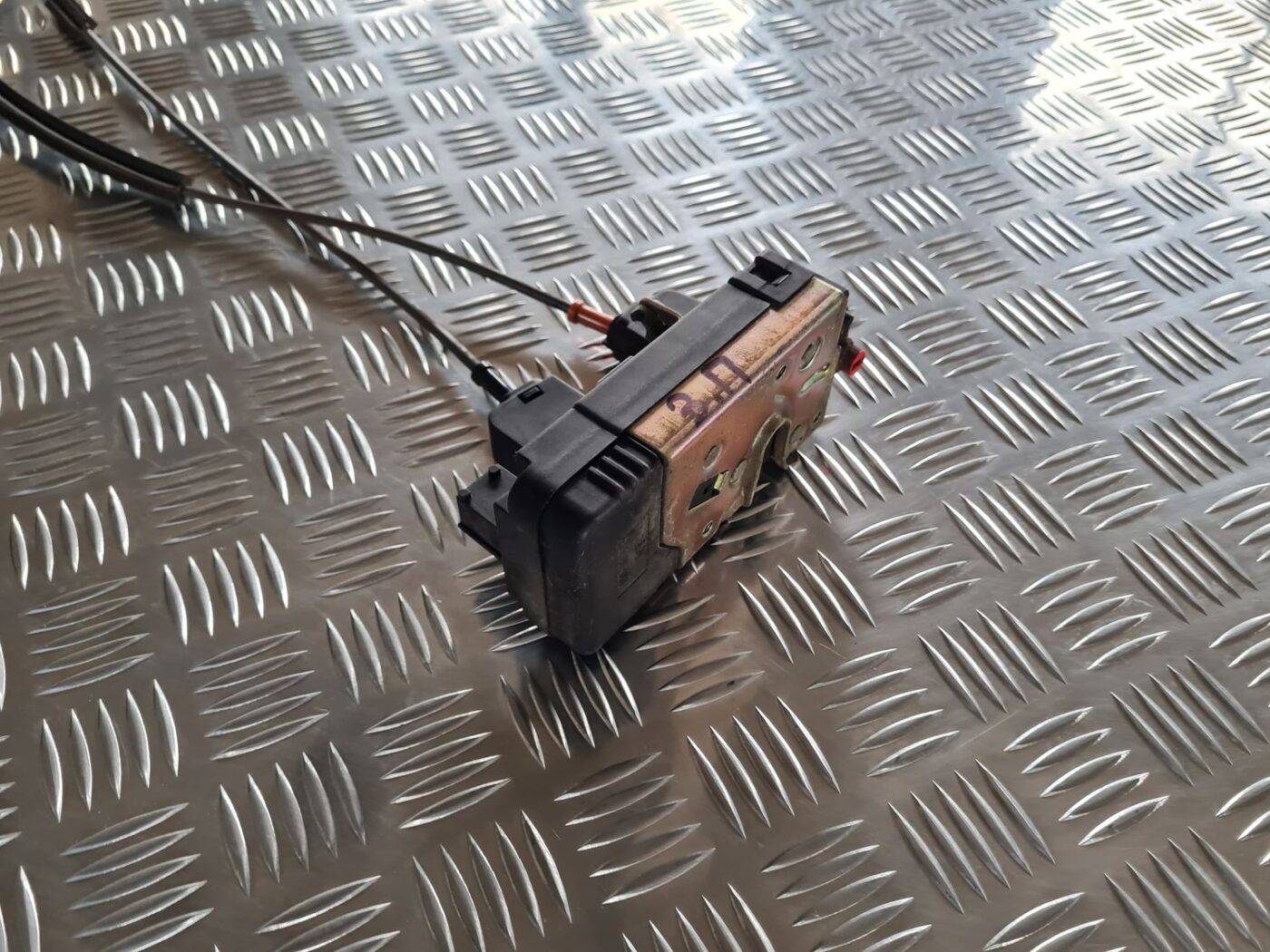 Aizmugurējo labo durvju slēdzene priekš OPEL ZAFIRA 1999 6 Aizmugurējo labo durvju slēdzene priekš OPEL ZAFIRA 1999