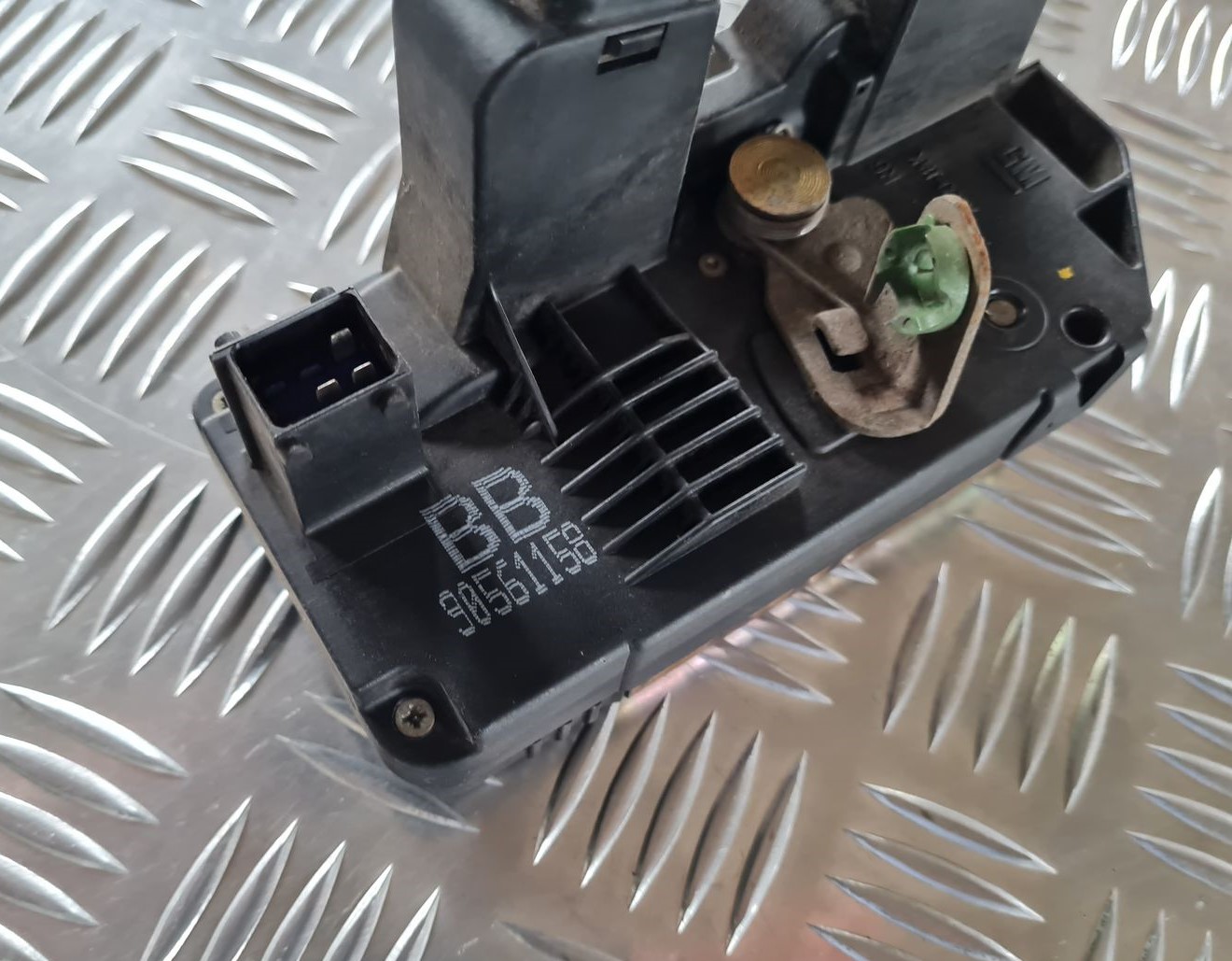 Aizmugurējo labo durvju slēdzene priekš OPEL ZAFIRA 1999 4 Aizmugurējo labo durvju slēdzene priekš OPEL ZAFIRA 1999