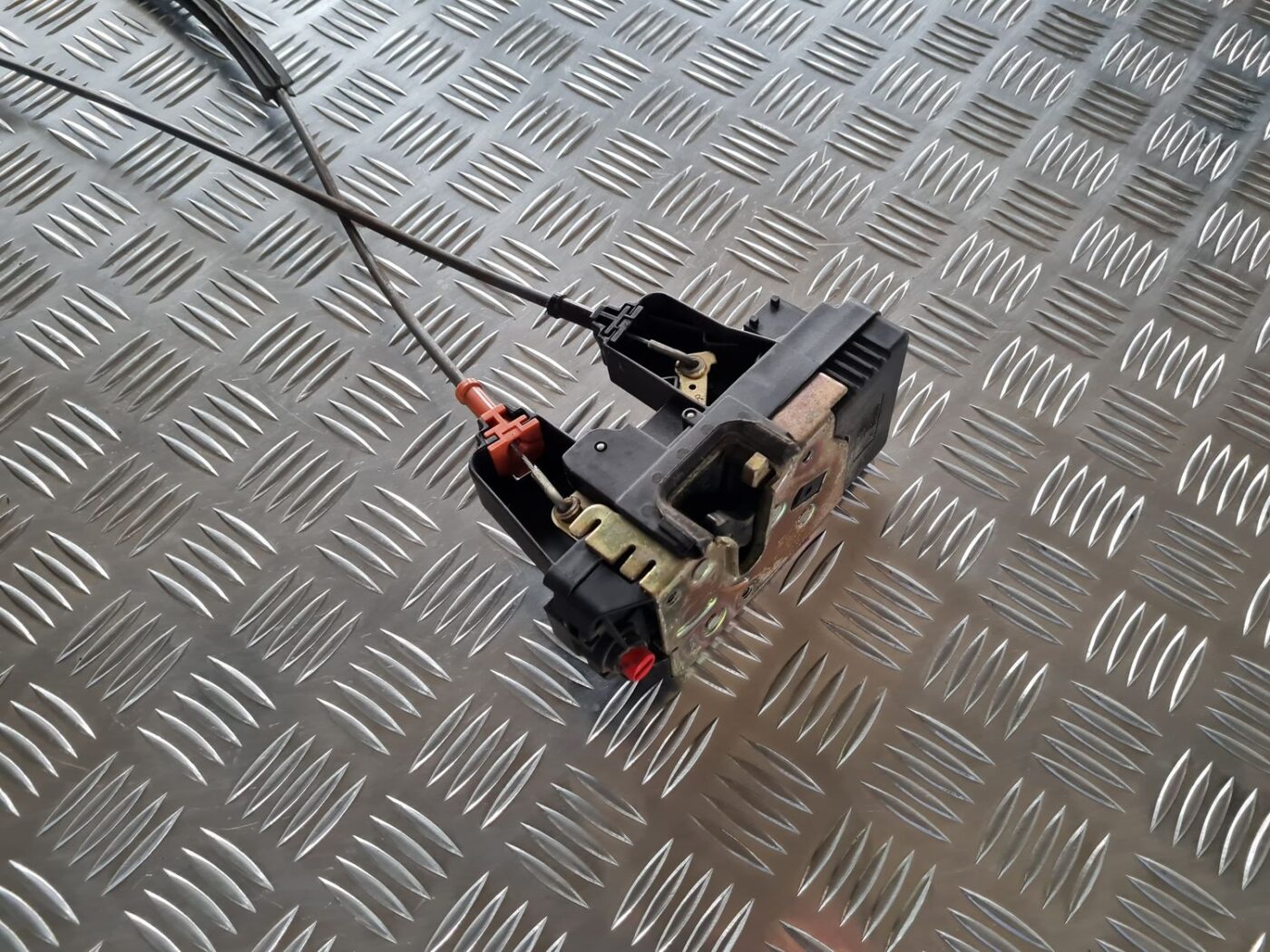 Aizmugurējo labo durvju slēdzene priekš OPEL ZAFIRA 1999 3 Aizmugurējo labo durvju slēdzene priekš OPEL ZAFIRA 1999