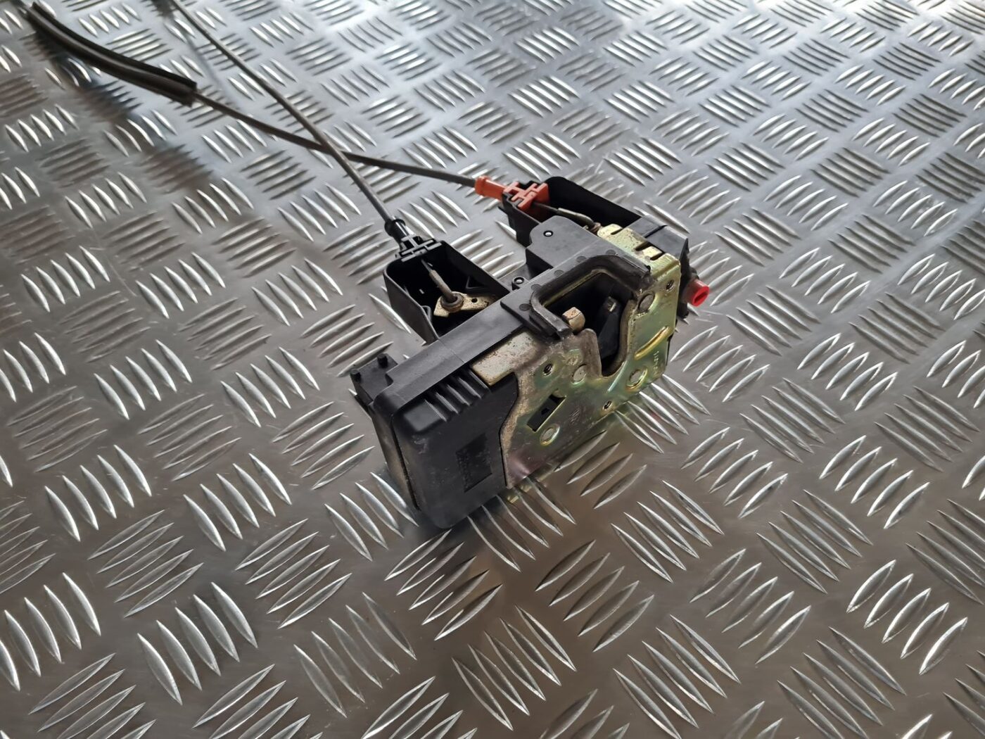 Aizmugurējo kreiso durvju slēdzene priekš OPEL ZAFIRA 1999 3 Aizmugurējo kreiso durvju slēdzene priekš OPEL ZAFIRA 1999