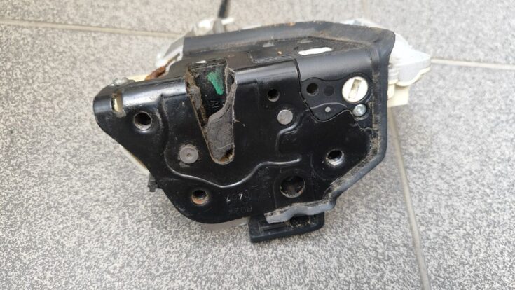 Priekšējo labo durvju slēdzene priekš VW PASSAT B6 2008 ANGL.