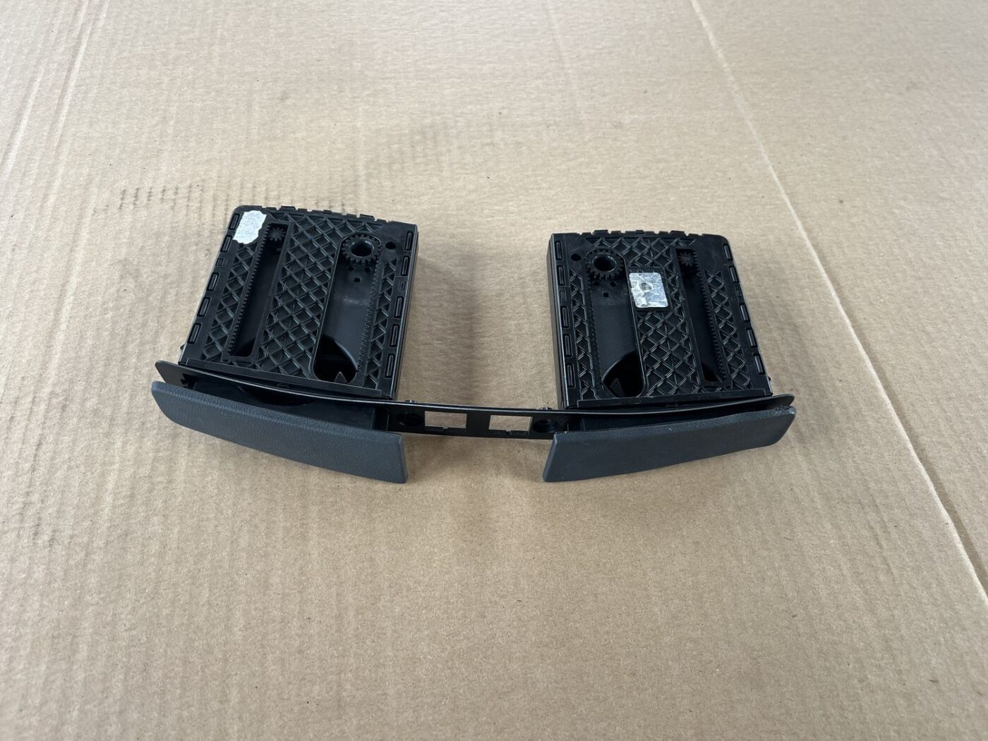 Krūzes turētājs priekš PEUGEOT 508 2012 1 Krūzes turētājs priekš PEUGEOT 508 2012