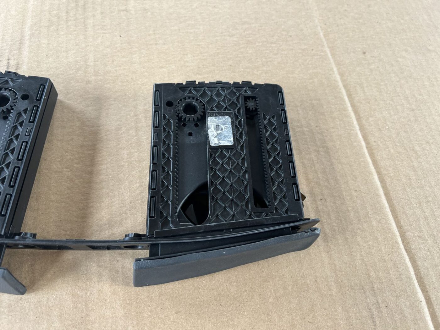 Krūzes turētājs priekš PEUGEOT 508 2012 2 Krūzes turētājs priekš PEUGEOT 508 2012