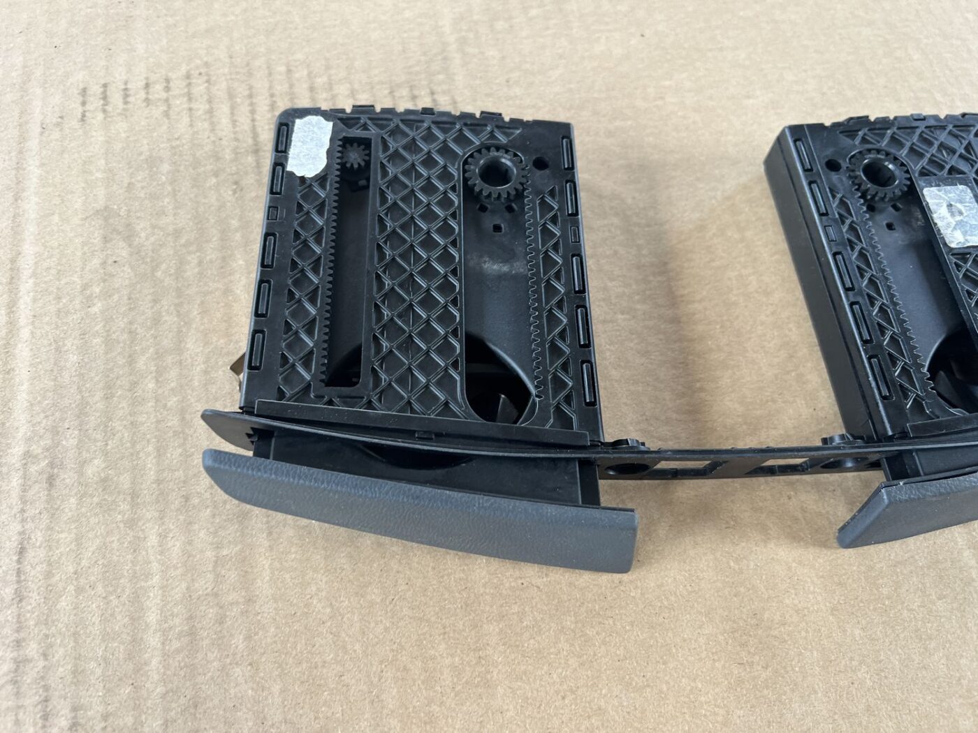 Krūzes turētājs priekš PEUGEOT 508 2012 8 Krūzes turētājs priekš PEUGEOT 508 2012