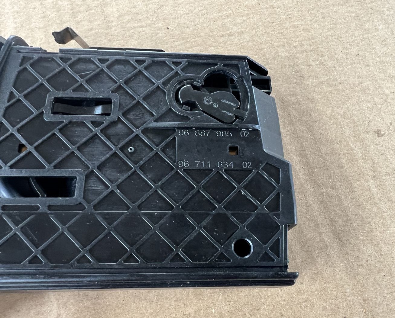 Krūzes turētājs priekš PEUGEOT 508 2012 6 Krūzes turētājs priekš PEUGEOT 508 2012