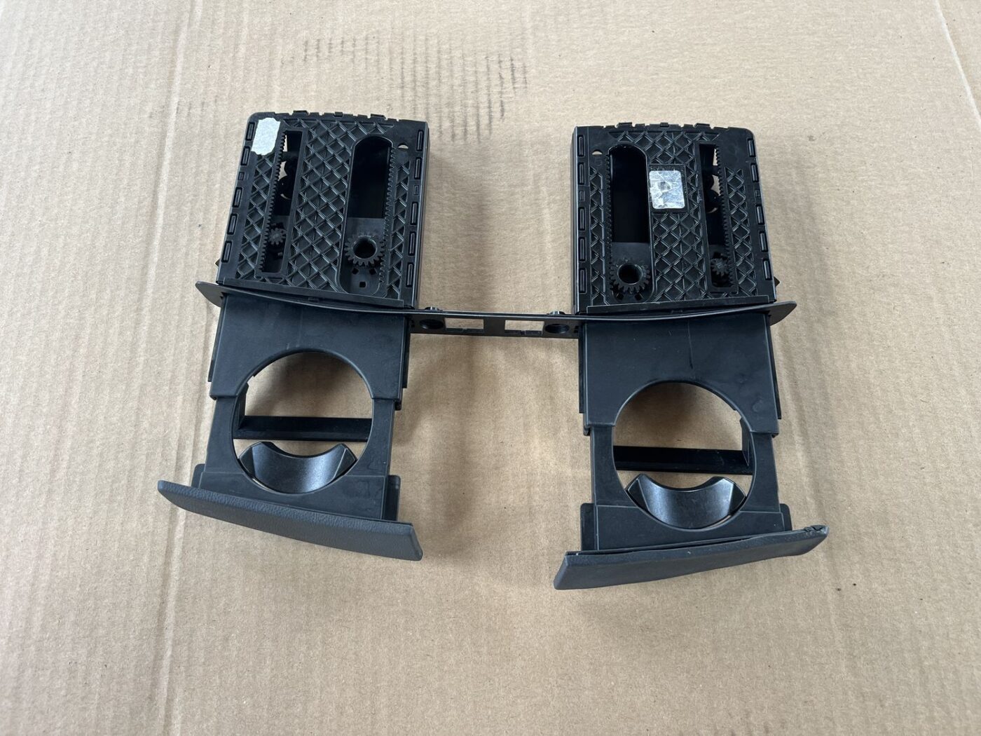 Krūzes turētājs priekš PEUGEOT 508 2012 4 Krūzes turētājs priekš PEUGEOT 508 2012