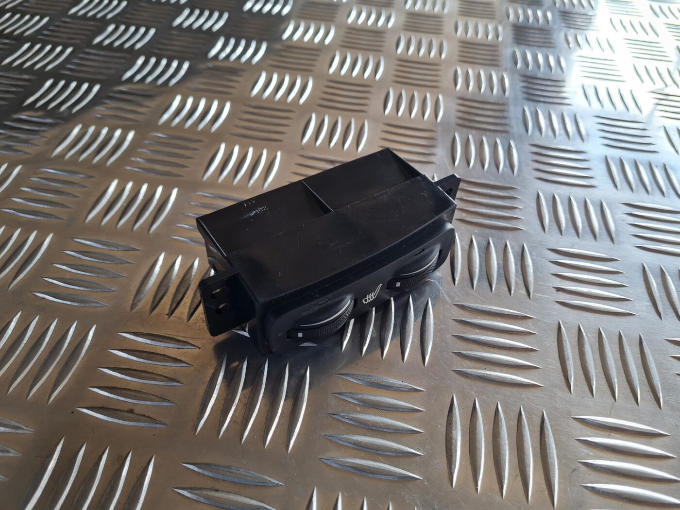 Sēdekļa apsildes ieslēgšanas poga priekš TOYOTA AVENSIS 2007 2 Sēdekļa apsildes ieslēgšanas poga priekš TOYOTA AVENSIS 2007