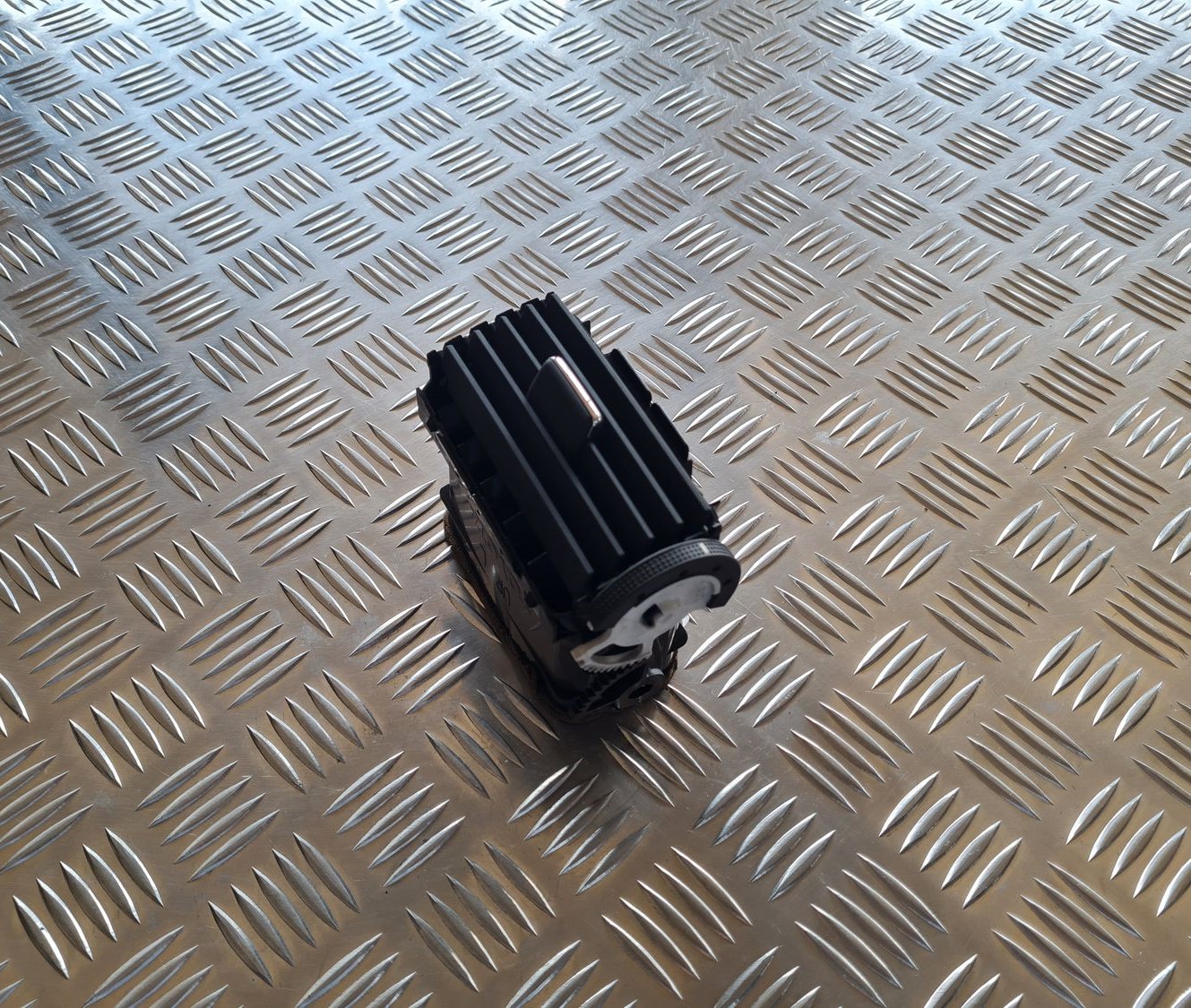 Mērinstrumentu paneļa gaisa vads, centrā priekš TOYOTA AVENSIS 2007 1 Mērinstrumentu paneļa gaisa vads, centrā priekš TOYOTA AVENSIS 2007