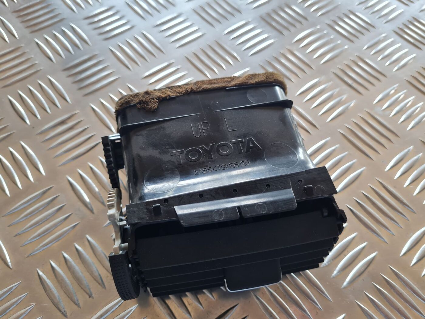 Mērinstrumentu paneļa gaisa vads, centrā priekš TOYOTA AVENSIS 2007 3 Mērinstrumentu paneļa gaisa vads, centrā priekš TOYOTA AVENSIS 2007