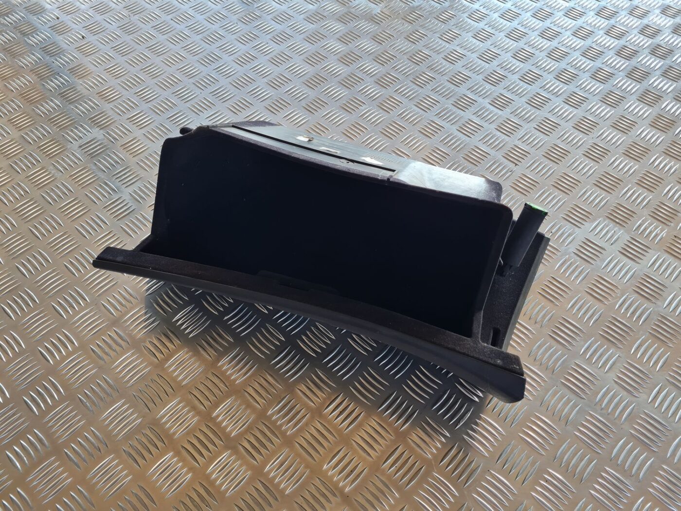 Mantu glabāšanas nodalījums pasažiera pusē priekš TOYOTA AVENSIS 2007 2 Mantu glabāšanas nodalījums pasažiera pusē priekš TOYOTA AVENSIS 2007