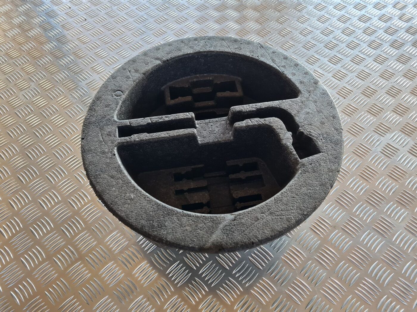 Bagāžnieka nodalījuma instrumentu ieliktnis priekš TOYOTA AVENSIS 2007 1 Bagāžnieka nodalījuma instrumentu ieliktnis priekš TOYOTA AVENSIS 2007