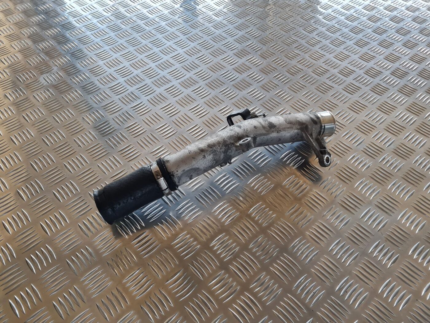 Interkulera caurule priekš TOYOTA AVENSIS 2007 1 Interkulera caurule priekš TOYOTA AVENSIS 2007