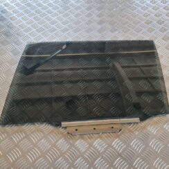 Aizmugurējo kreiso durvju stikls priekš TOYOTA AVENSIS 2007