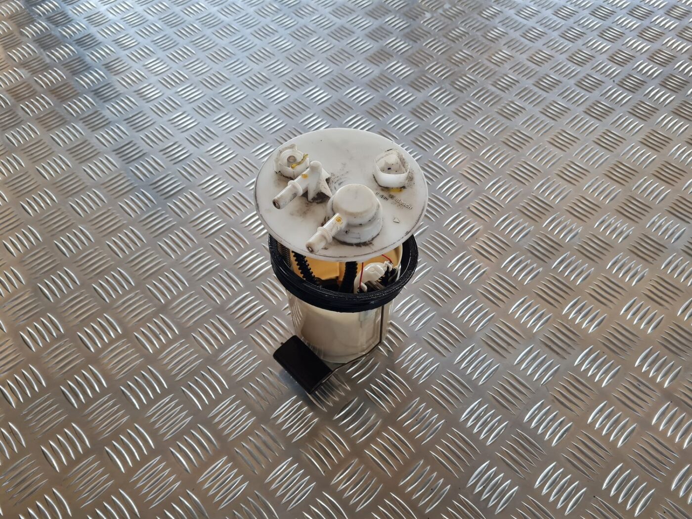 Degvielas tvertnes sūkņa līmeņa devējs priekš TOYOTA AVENSIS 2007 1 Degvielas tvertnes sūkņa līmeņa devējs priekš TOYOTA AVENSIS 2007