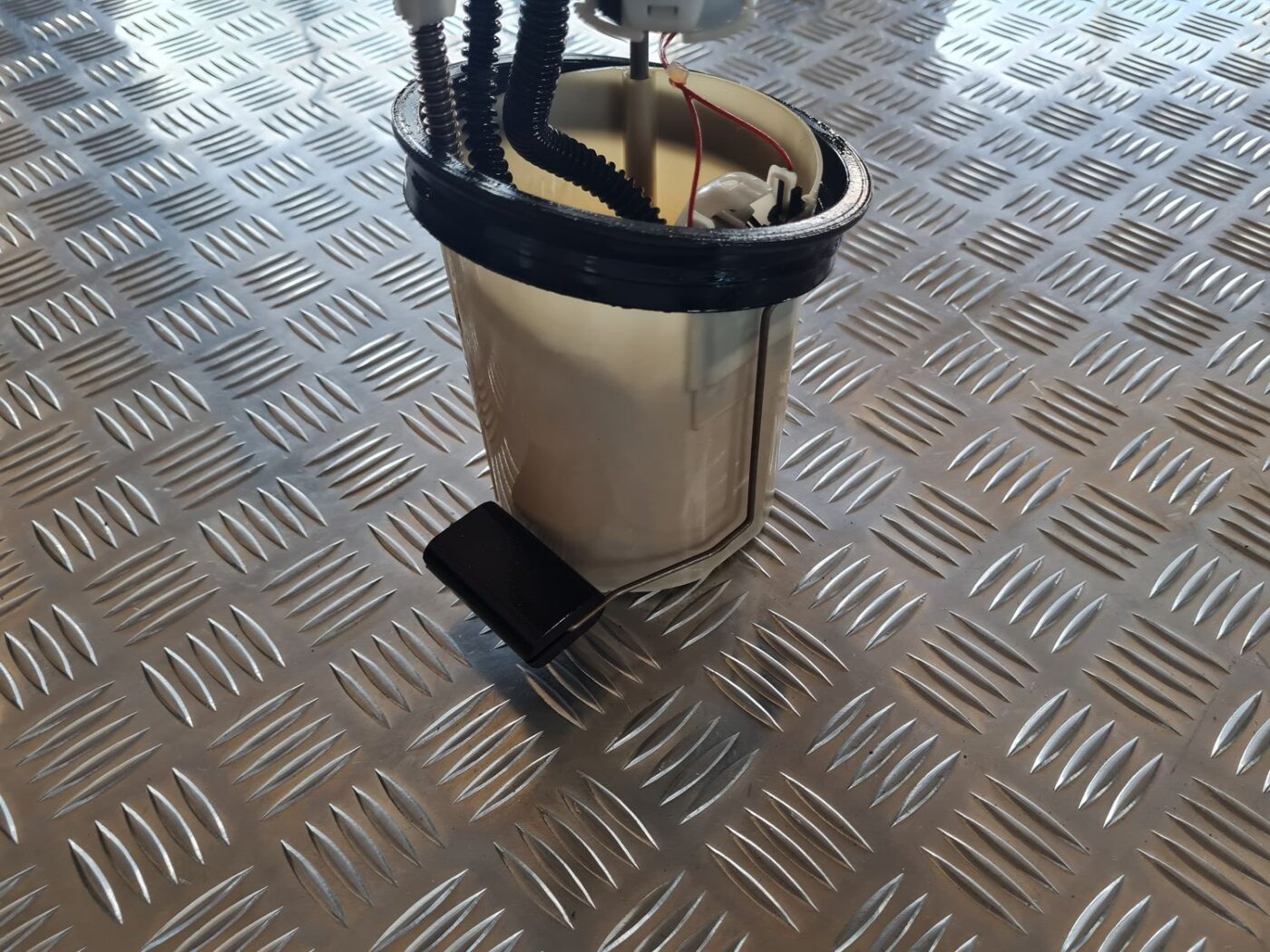 Degvielas tvertnes sūkņa līmeņa devējs priekš TOYOTA AVENSIS 2007 2 Degvielas tvertnes sūkņa līmeņa devējs priekš TOYOTA AVENSIS 2007