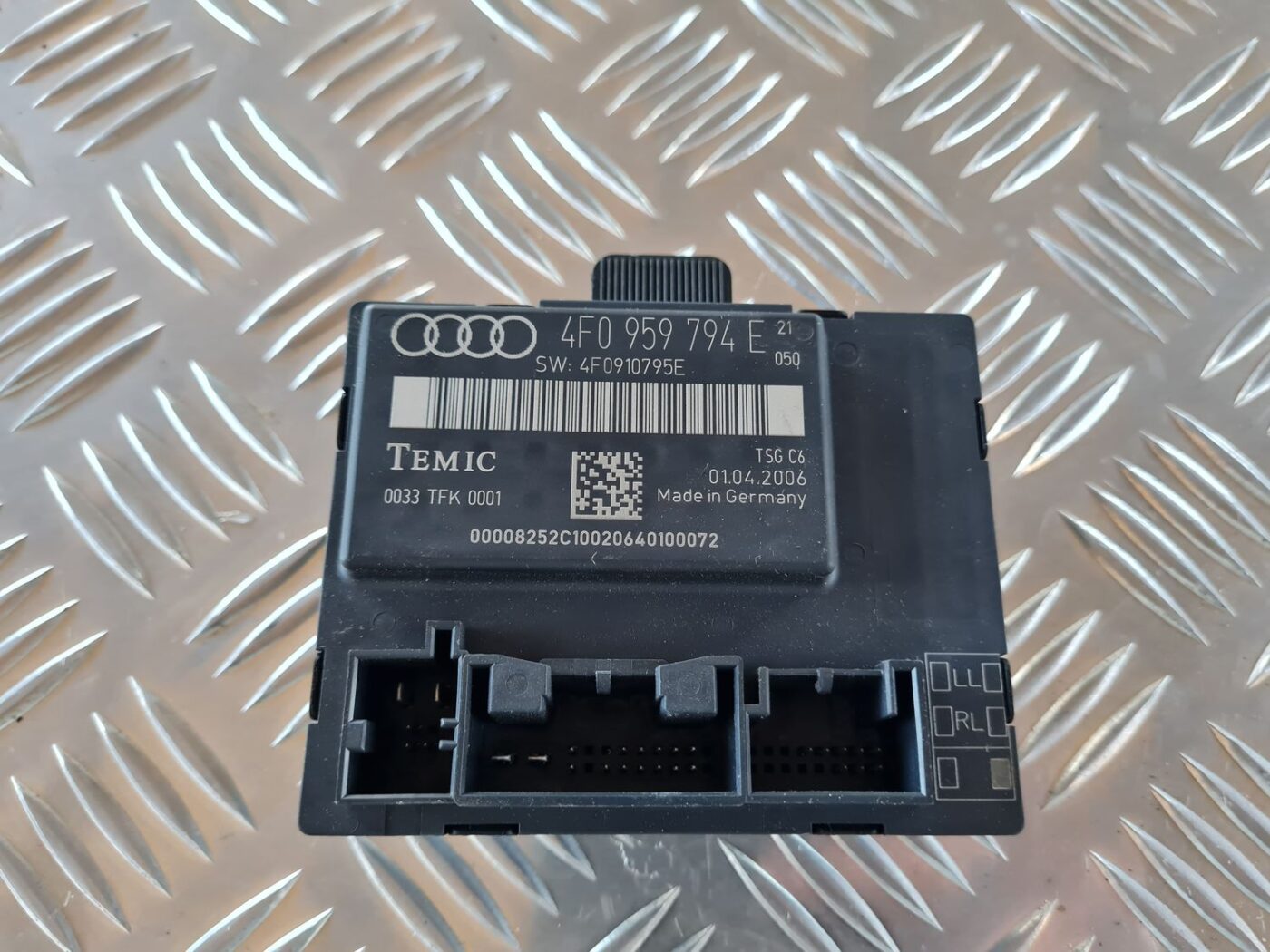 Aizmugurējo labo durvju vadības bloks priekš AUDI A6 AVANT 2006 S-LINE 2 Aizmugurējo labo durvju vadības bloks priekš AUDI A6 AVANT 2006 S-LINE