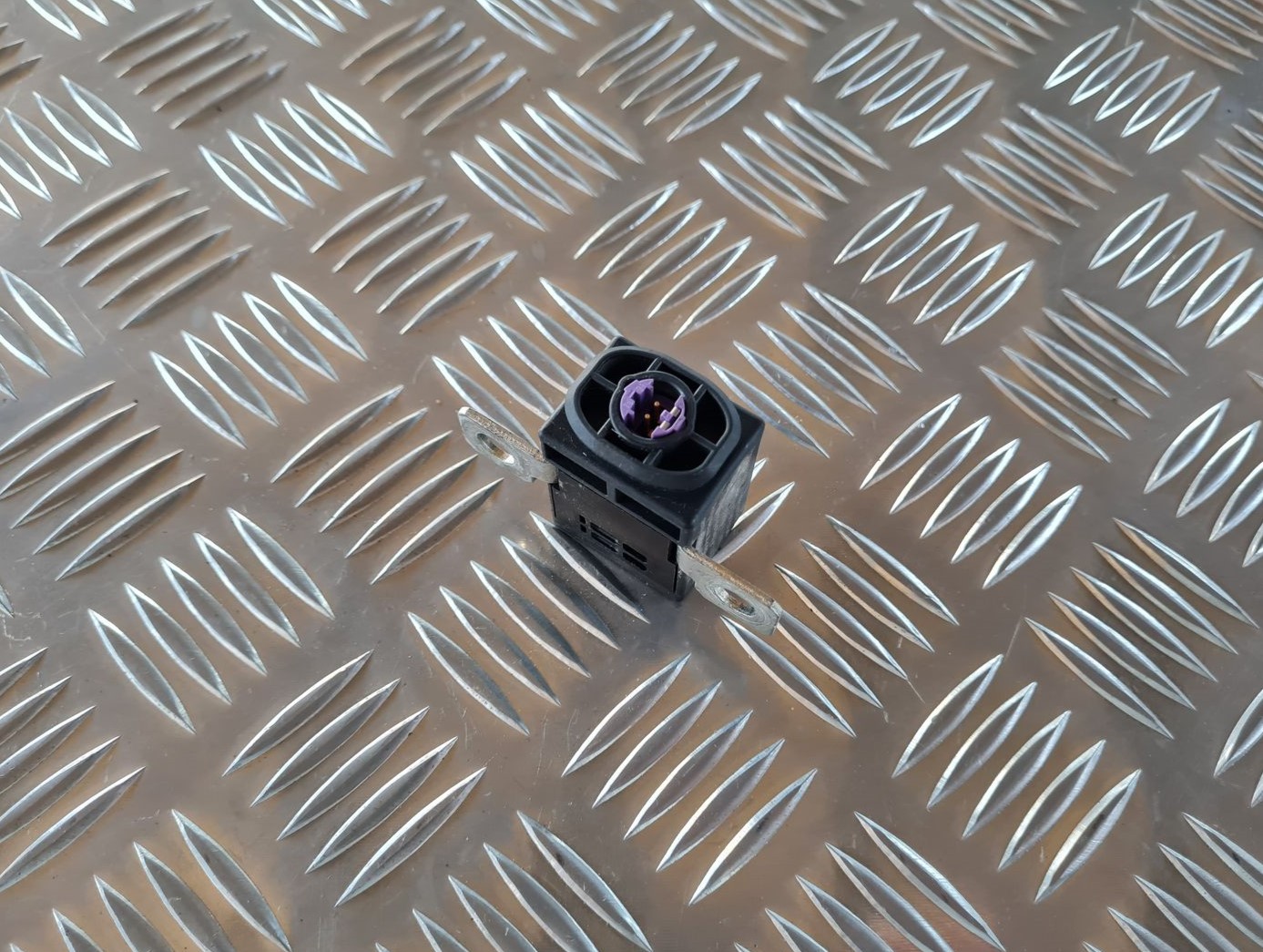 Pozitīva elektrovada klemma priekš AUDI A6 AVANT 2006 S-LINE 2 Pozitīva elektrovada klemma priekš AUDI A6 AVANT 2006 S-LINE