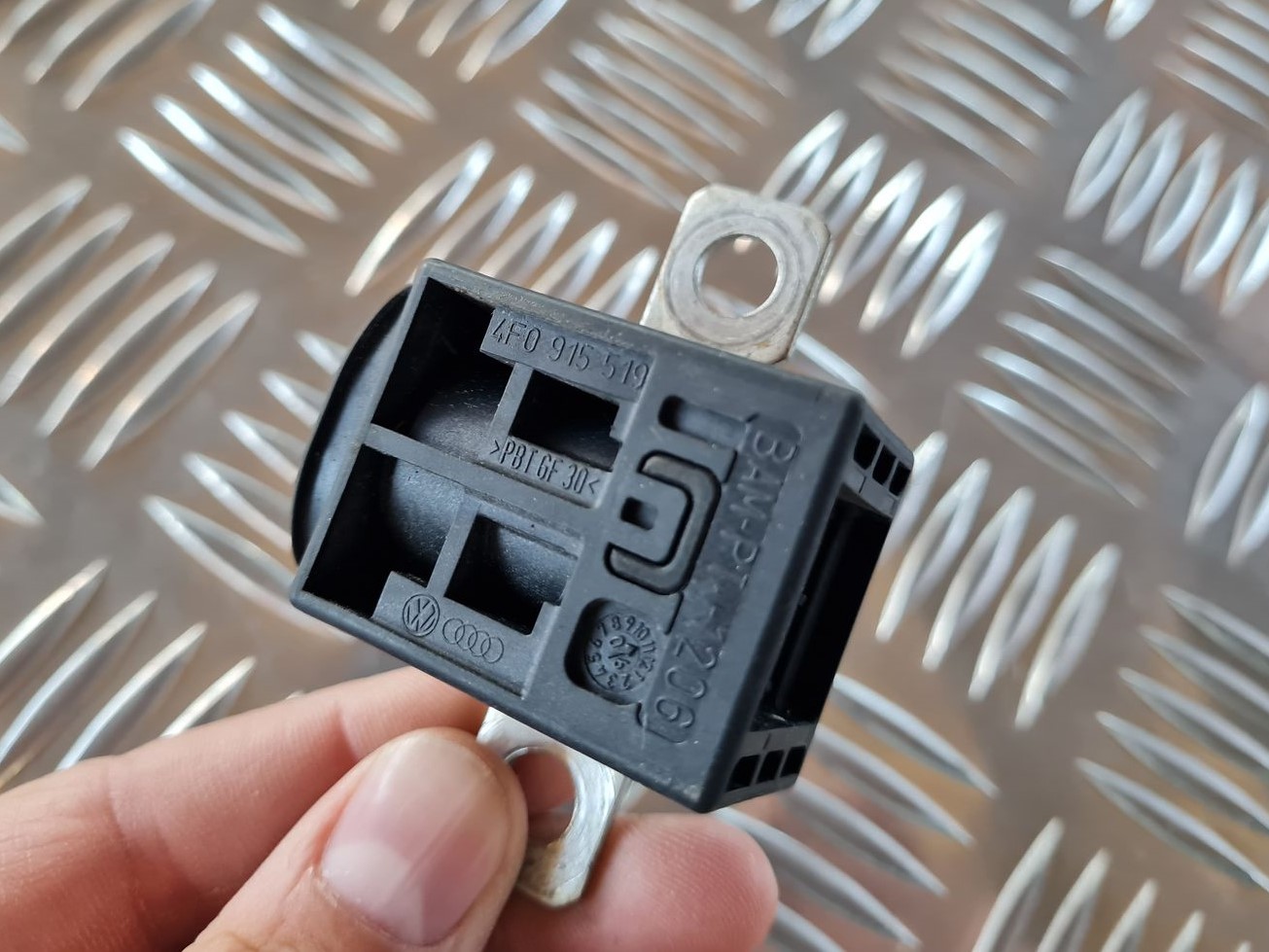 Pozitīva elektrovada klemma priekš AUDI A6 AVANT 2006 S-LINE 3 Pozitīva elektrovada klemma priekš AUDI A6 AVANT 2006 S-LINE