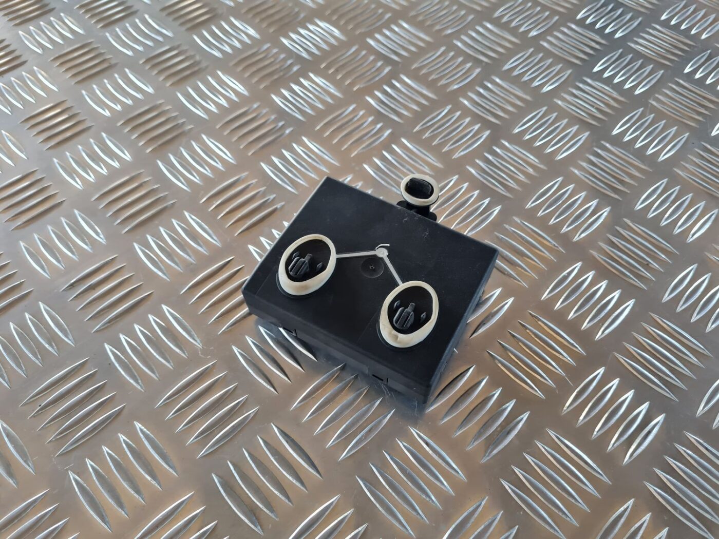 Aizmugurējo kreiso durvju vadības bloks priekš AUDI A6 AVANT 2006 S-LINE 3 Aizmugurējo kreiso durvju vadības bloks priekš AUDI A6 AVANT 2006 S-LINE