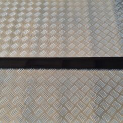 Priekšējo kreiso durvju moldings priekš AUDI A6 AVANT 2006 S-LINE