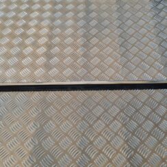 Aizmugurējo kreiso durvju moldings priekš AUDI A6 AVANT 2006 S-LINE