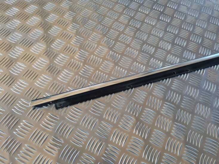 Aizmugurējo kreiso durvju moldings priekš AUDI A6 AVANT 2006 S-LINE