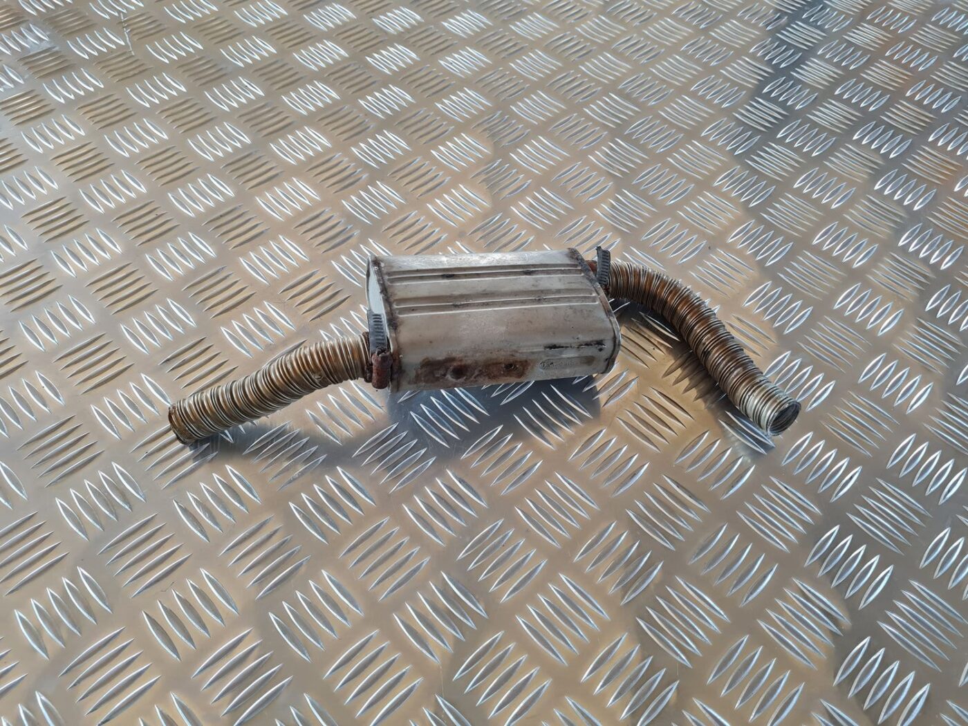 Autonoma sildītāja (Webasto) izpūtējs priekš AUDI A6 AVANT 2006 S-LINE 2 Autonoma sildītāja (Webasto) izpūtējs priekš AUDI A6 AVANT 2006 S-LINE