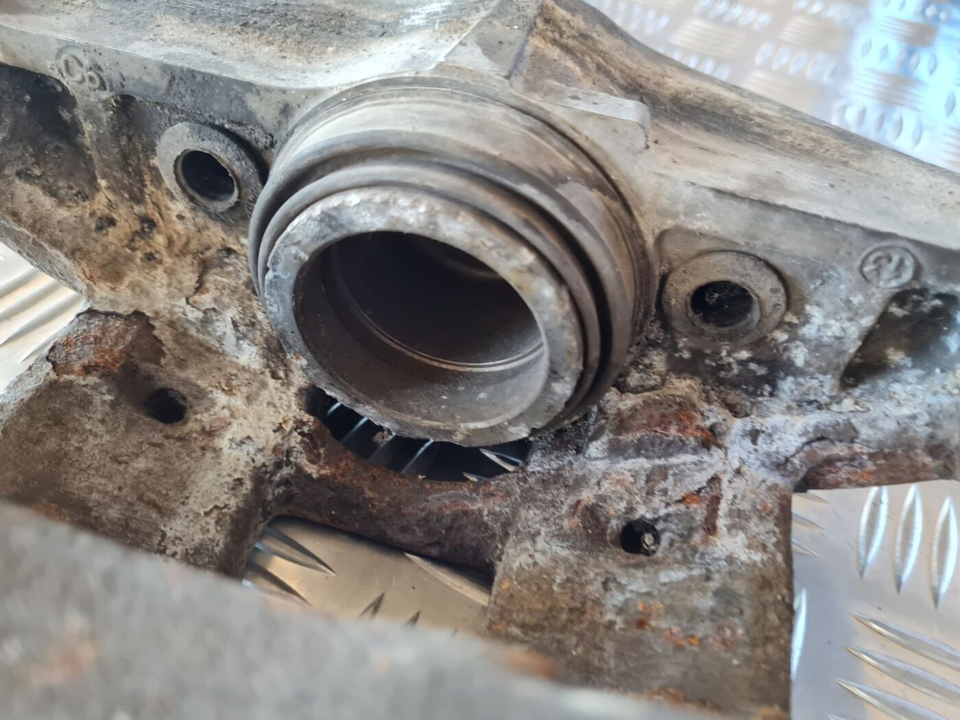 Priekšējais labais suports priekš AUDI A6 AVANT 2006 S-LINE 3 Priekšējais labais suports priekš AUDI A6 AVANT 2006 S-LINE