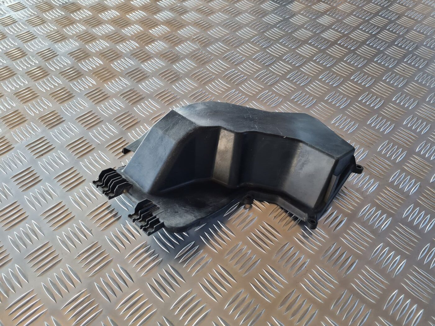 Drošinātāju kārbas korpusa vāks priekš AUDI A6 AVANT 2006 S-LINE 1 Drošinātāju kārbas korpusa vāks priekš AUDI A6 AVANT 2006 S-LINE