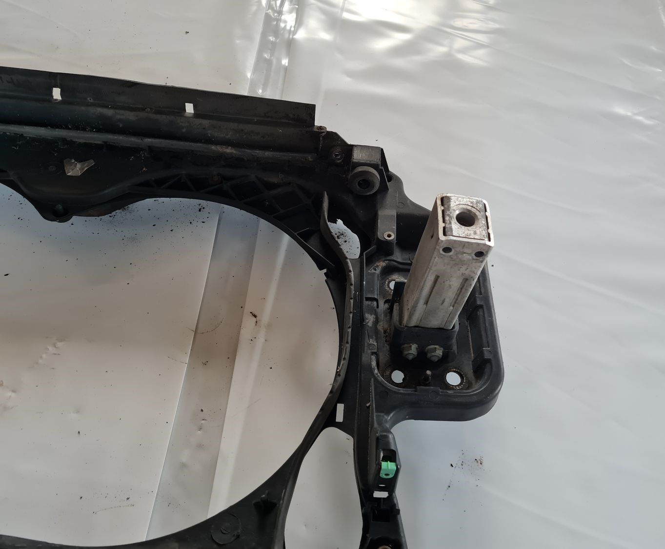 Priekšējā radiatora rāmis priekš AUDI A6 AVANT 2006 S-LINE 8 Priekšējā radiatora rāmis priekš AUDI A6 AVANT 2006 S-LINE