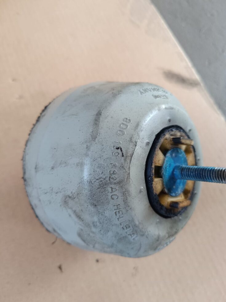 Dzinēja spilvens priekš AUDI A4 2000 AVANT