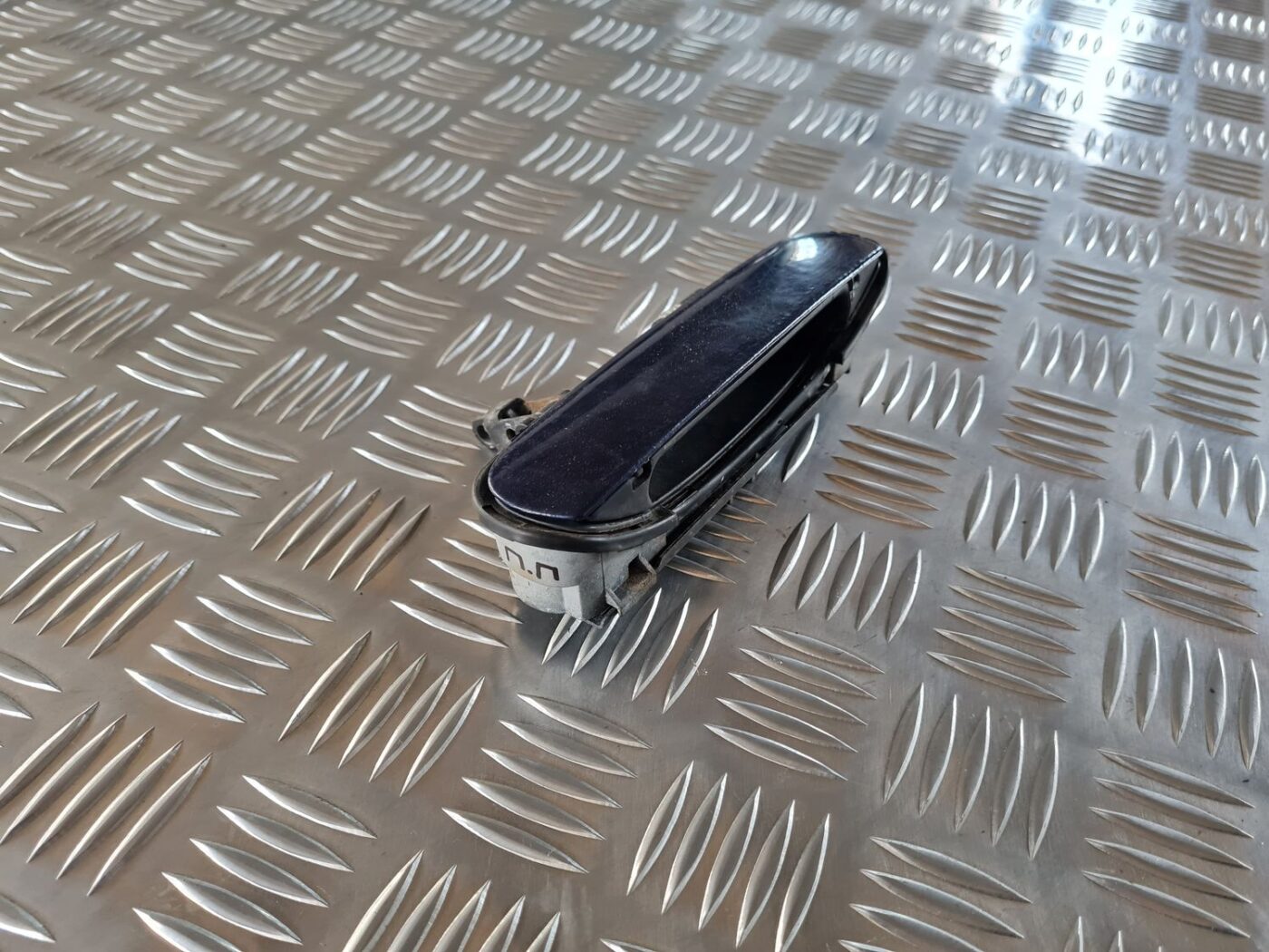 Priekšējāis labais durvju rokturis priekš AUDI A4 2000 AVANT 1 Priekšējāis labais durvju rokturis priekš AUDI A4 2000 AVANT