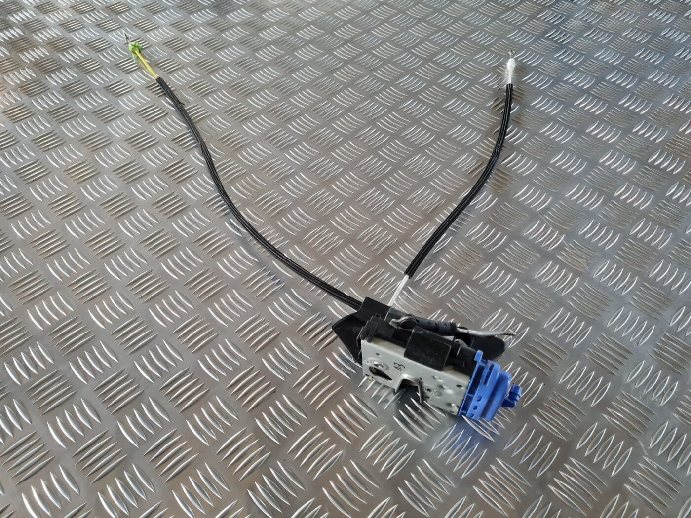 Aizmugurējo kreiso durvju slēdzene priekš AUDI A4 2000 AVANT 1 Aizmugurējo kreiso durvju slēdzene priekš AUDI A4 2000 AVANT