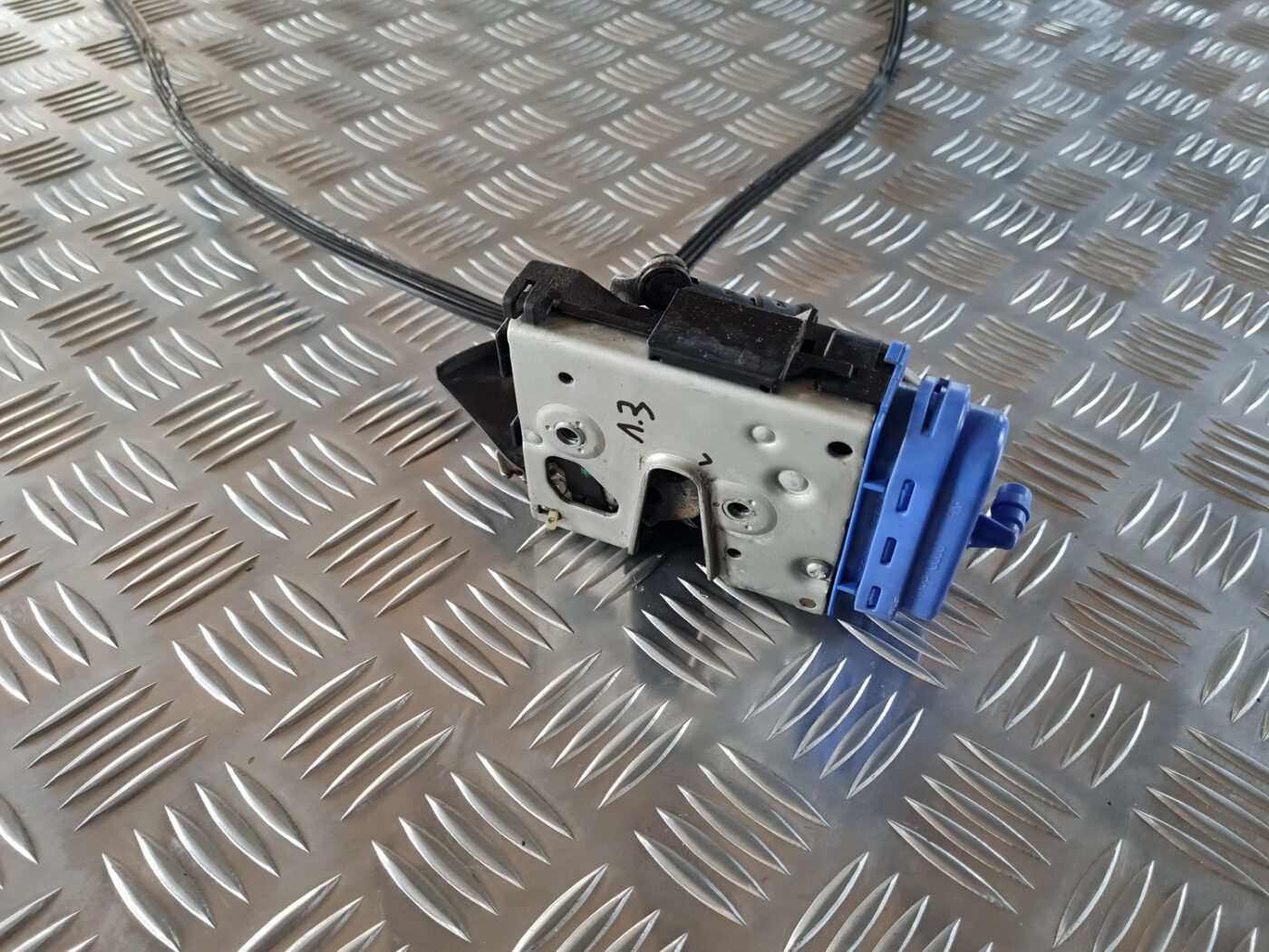 Aizmugurējo kreiso durvju slēdzene priekš AUDI A4 2000 AVANT 2 Aizmugurējo kreiso durvju slēdzene priekš AUDI A4 2000 AVANT