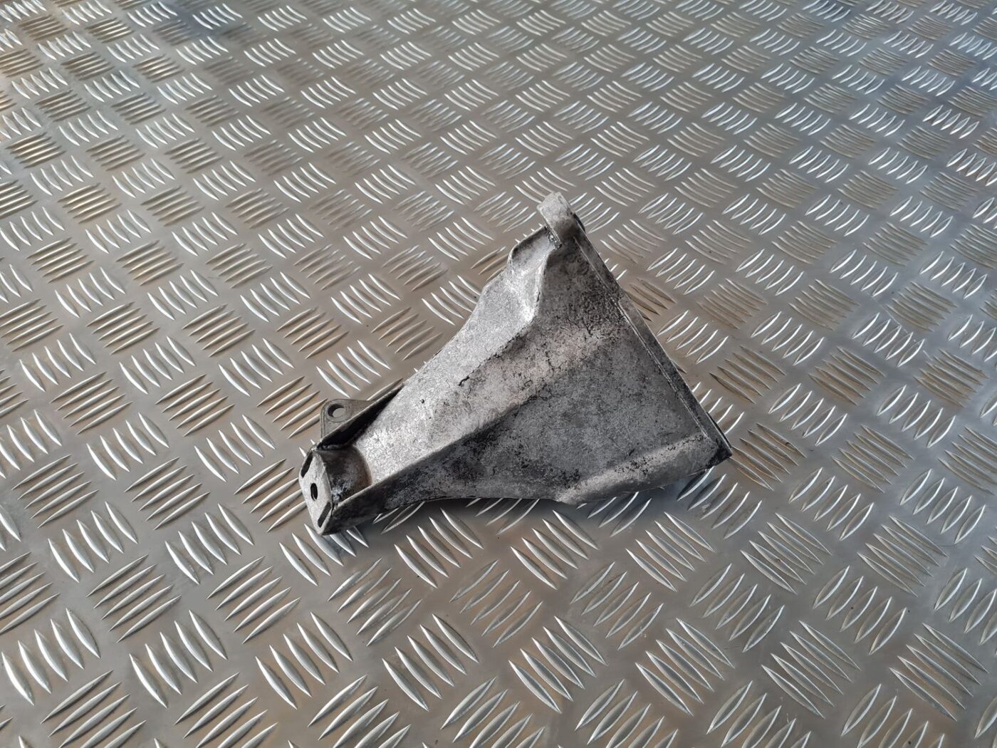 Dzinēja kronšteins priekš AUDI A4 2000 AVANT 2 Dzinēja kronšteins priekš AUDI A4 2000 AVANT