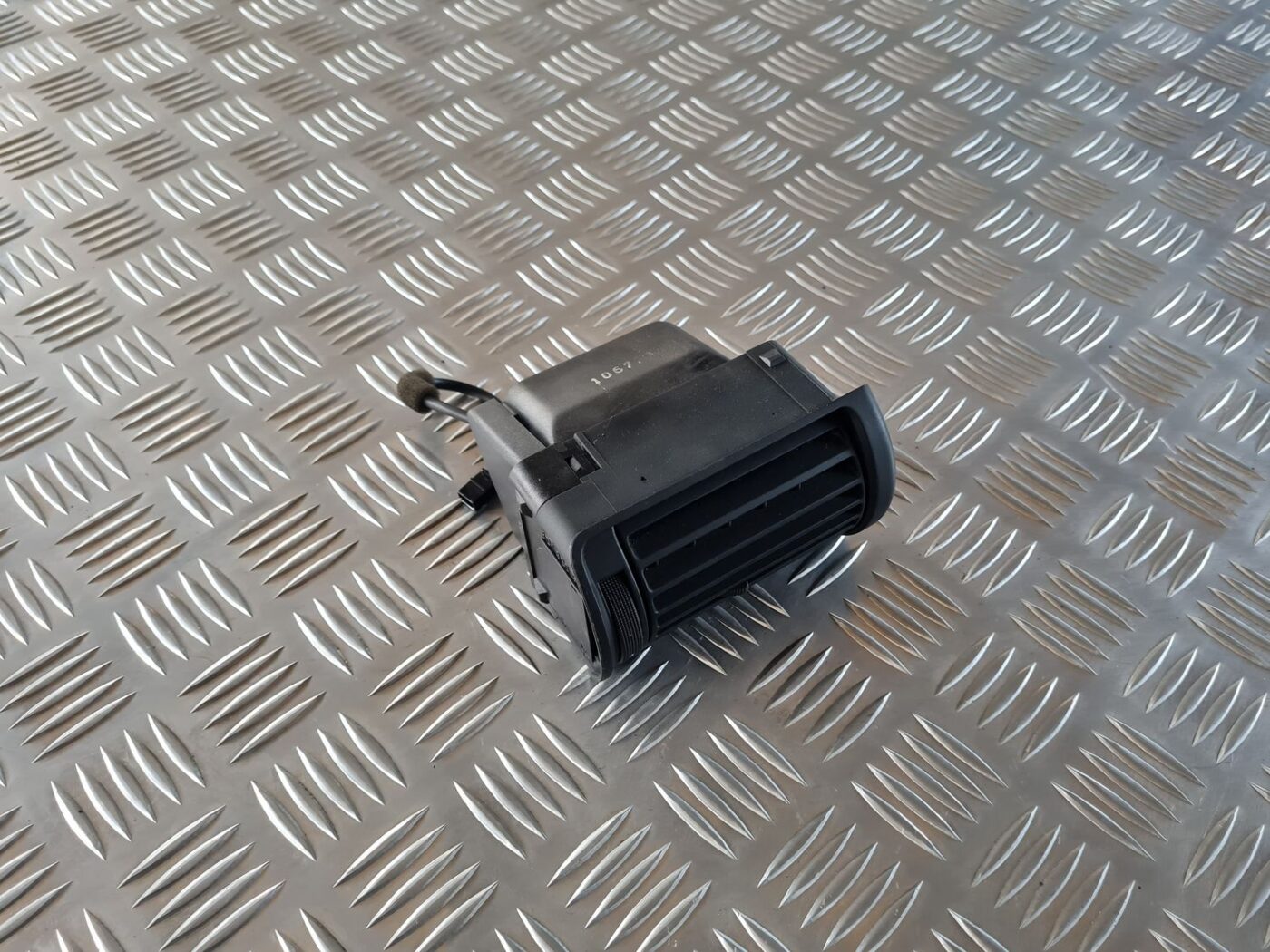 Mērinstrumentu paneļa gaisa vads, pa labi priekš AUDI A4 2000 AVANT 1 Mērinstrumentu paneļa gaisa vads, pa labi priekš AUDI A4 2000 AVANT