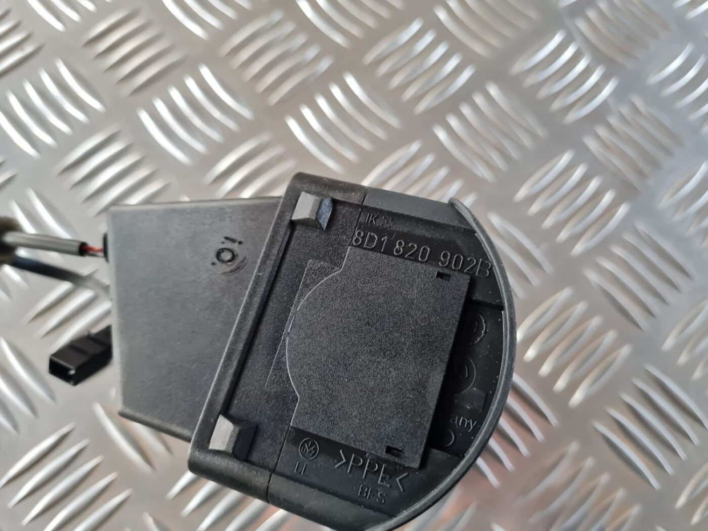 Mērinstrumentu paneļa gaisa vads, pa labi priekš AUDI A4 2000 AVANT 3 Mērinstrumentu paneļa gaisa vads, pa labi priekš AUDI A4 2000 AVANT