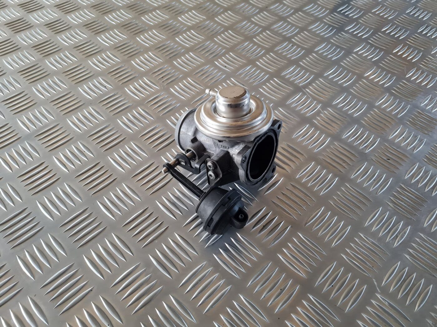 EGR vārsts priekš AUDI A4 2000 AVANT 1 EGR vārsts priekš AUDI A4 2000 AVANT