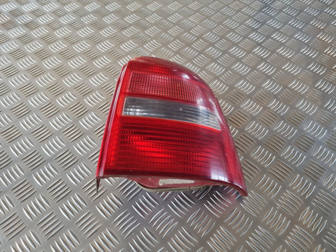 Aizmugurējais labais lukturis priekš AUDI A4 2000 AVANT 1 Aizmugurējais labais lukturis priekš AUDI A4 2000 AVANT