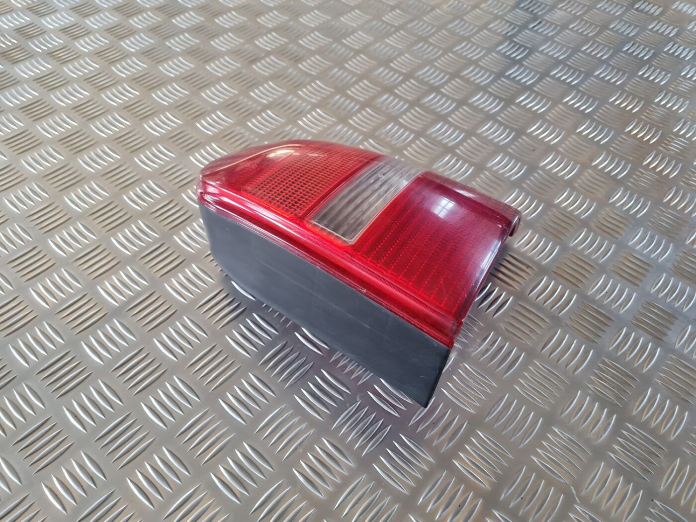 Aizmugurējais labais lukturis priekš AUDI A4 2000 AVANT 2 Aizmugurējais labais lukturis priekš AUDI A4 2000 AVANT