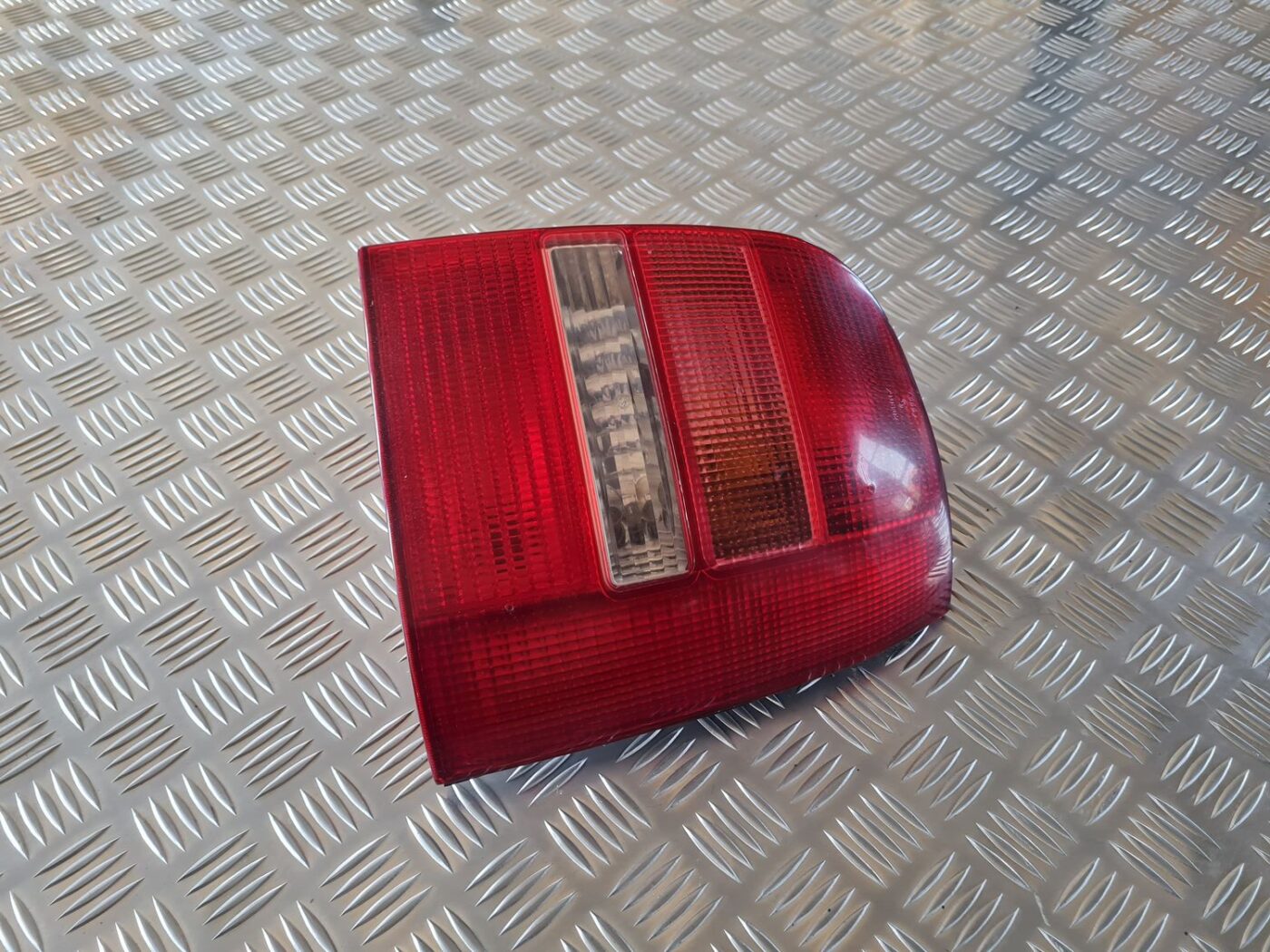 Aizmugurējais labais lukturis priekš AUDI A4 2000 AVANT 4 Aizmugurējais labais lukturis priekš AUDI A4 2000 AVANT