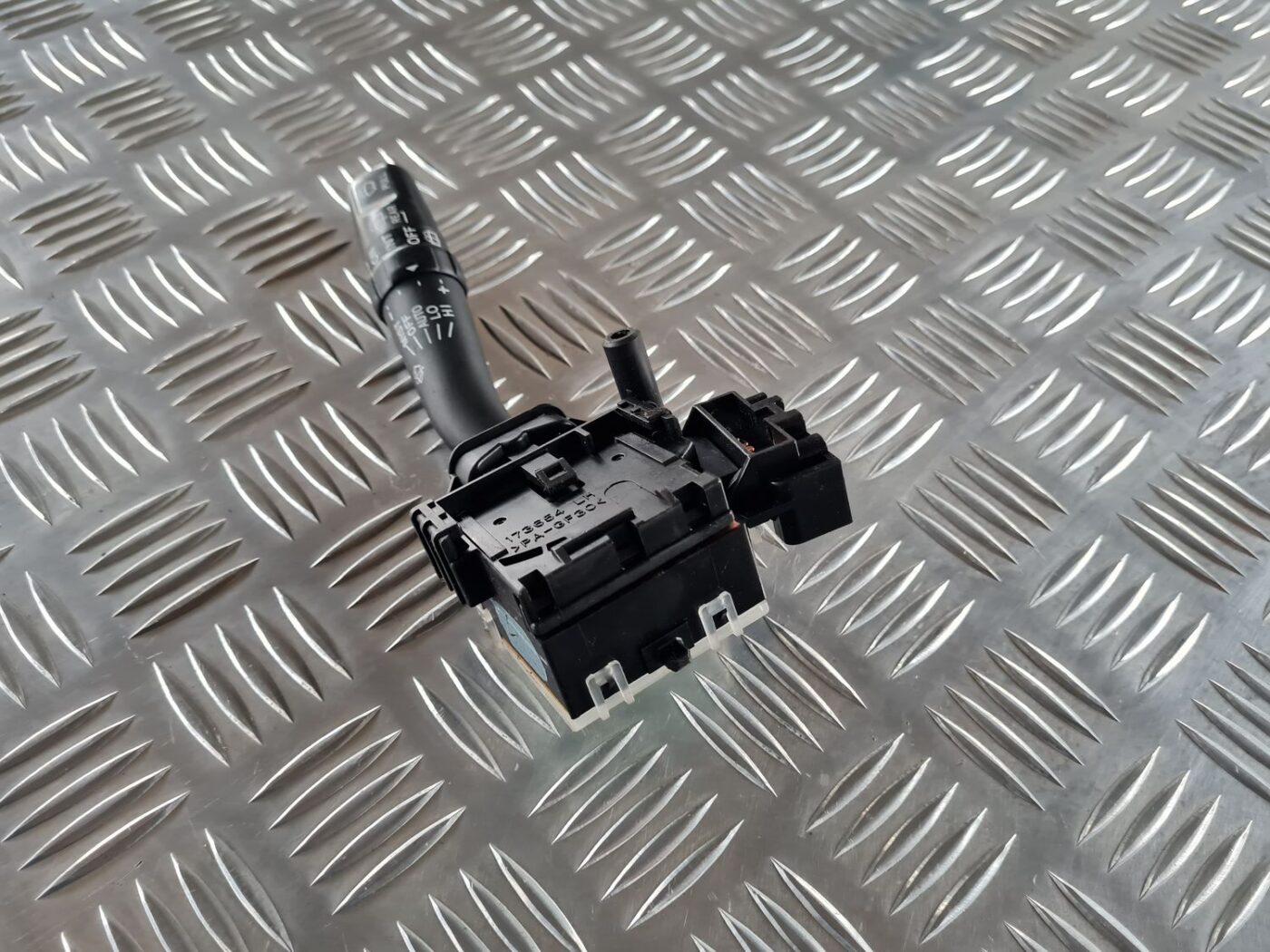 Stikla tīrītāja slēdzis priekš TOYOTA AVENSIS 2007 3 Stikla tīrītāja slēdzis priekš TOYOTA AVENSIS 2007