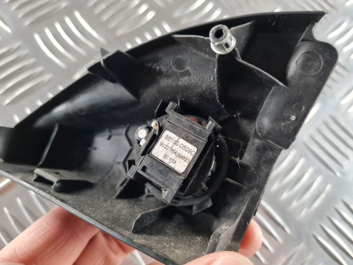 Durvju spoguļa apdares uzlika salonā (ar skaļruni) priekš TOYOTA AVENSIS 2007 3 Durvju spoguļa apdares uzlika salonā (ar skaļruni) priekš TOYOTA AVENSIS 2007