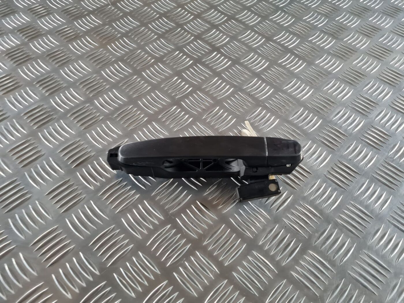 Aizmugurējāis labais durvju rokturis priekš TOYOTA AVENSIS 2007 1 Aizmugurējāis labais durvju rokturis priekš TOYOTA AVENSIS 2007