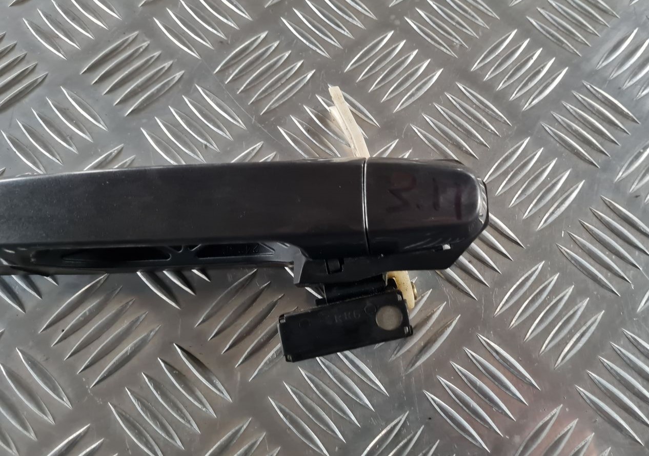 Aizmugurējāis labais durvju rokturis priekš TOYOTA AVENSIS 2007 2 Aizmugurējāis labais durvju rokturis priekš TOYOTA AVENSIS 2007