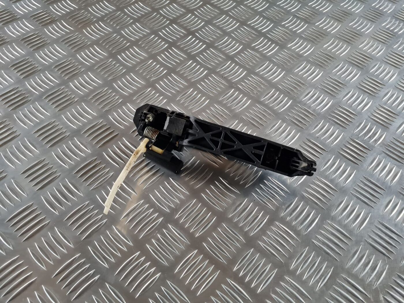 Aizmugurējāis labais durvju rokturis priekš TOYOTA AVENSIS 2007 3 Aizmugurējāis labais durvju rokturis priekš TOYOTA AVENSIS 2007