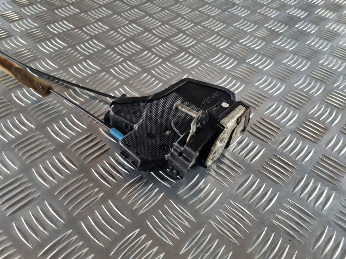 Aizmugurējo kreiso durvju slēdzene priekš TOYOTA AVENSIS 2007 2 Aizmugurējo kreiso durvju slēdzene priekš TOYOTA AVENSIS 2007